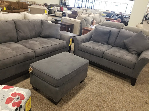 Furniture Store «Raymour & Flanigan Furniture and Mattress Clearance Center», reviews and photos, 1799 Boston Post Rd, Milford, CT 06460, USA