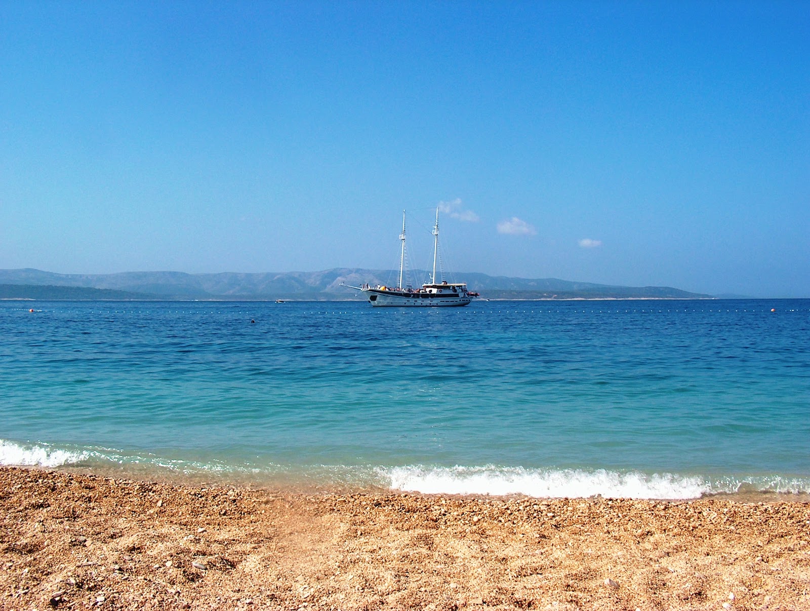 Paklina FKK Beach'in fotoğrafı düz bir kıyı şeridi ile birlikte