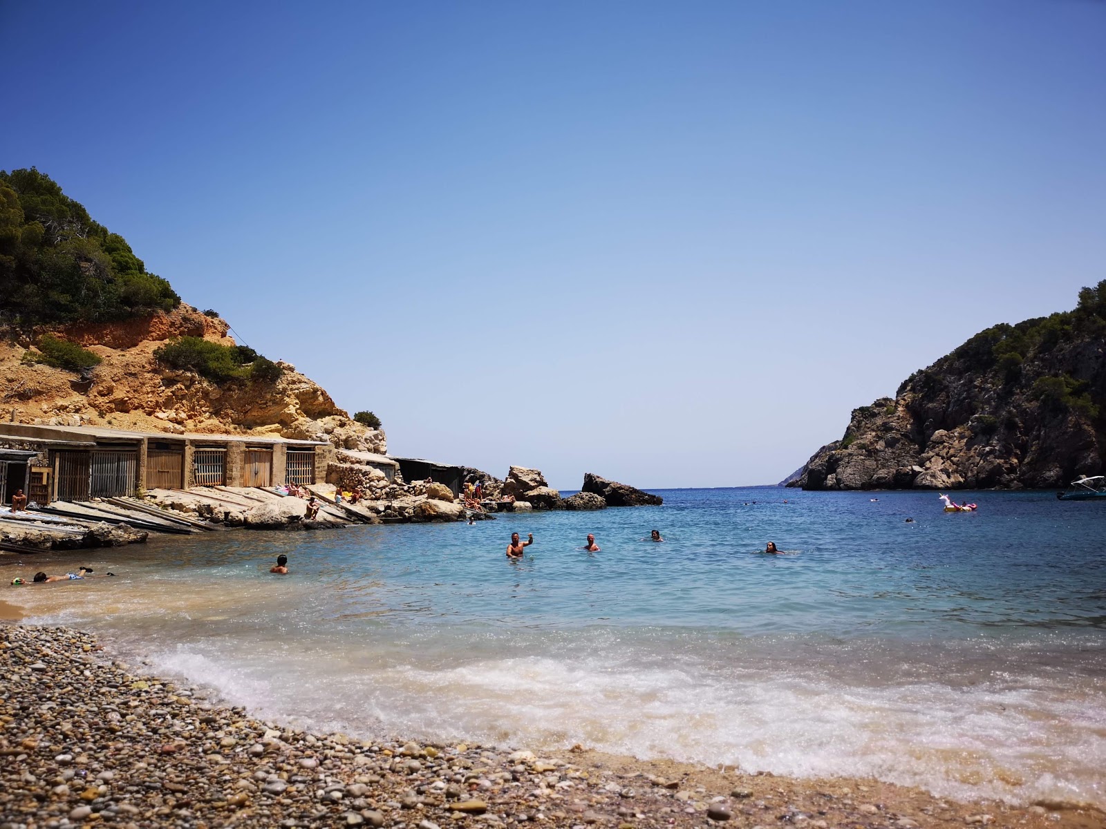 Photo of Cala D'en Serra with dirty level of cleanliness