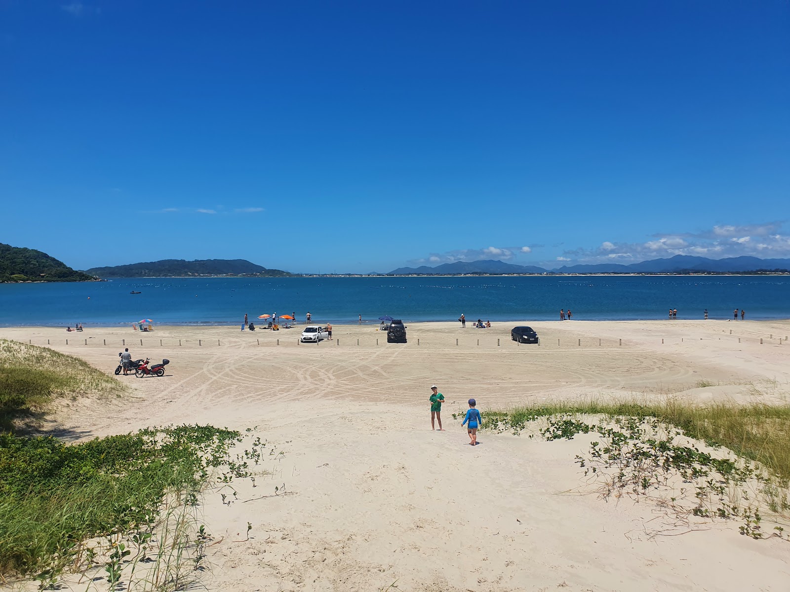 Foto di Praia Ponta Do Papagaio con una superficie del sabbia beige fine