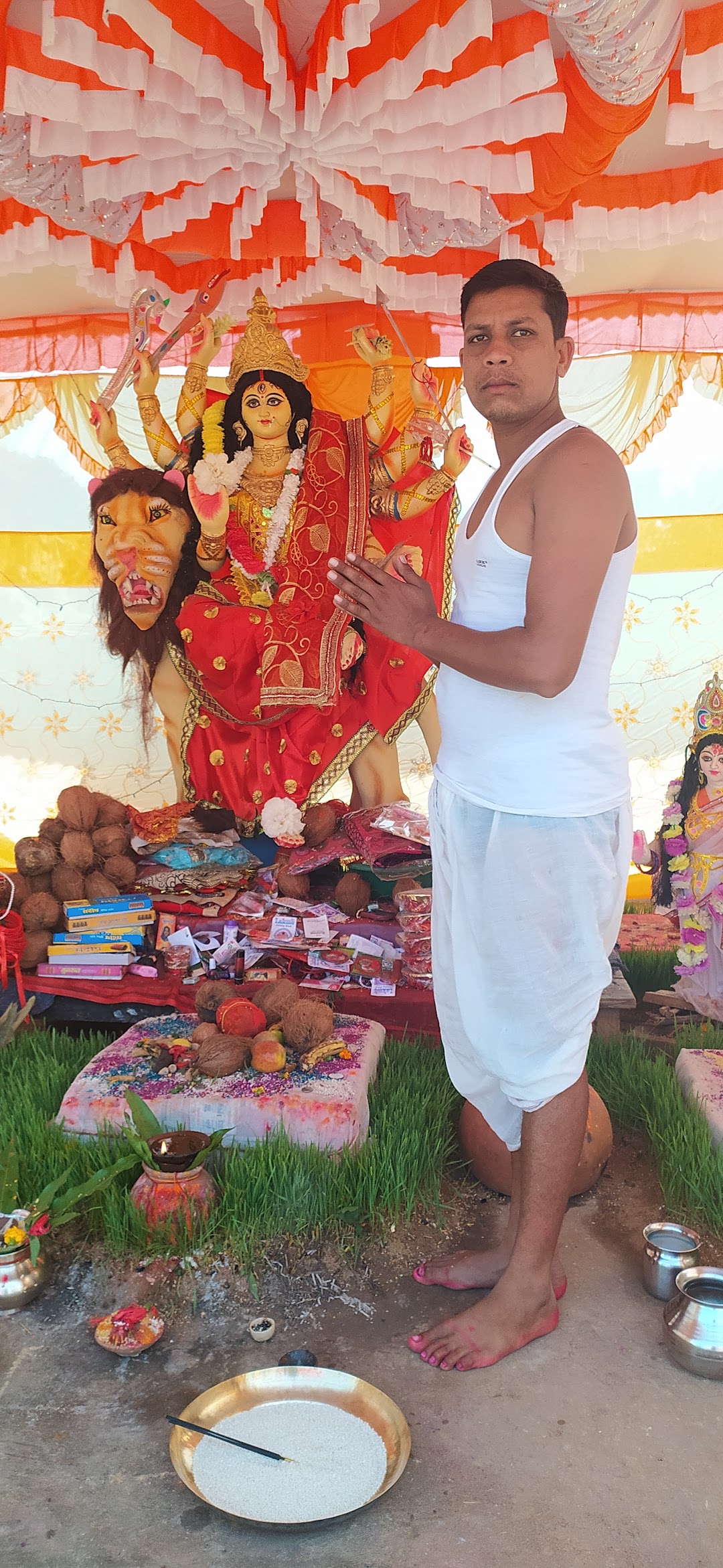 दुर्गा पंडाल बेल के पास