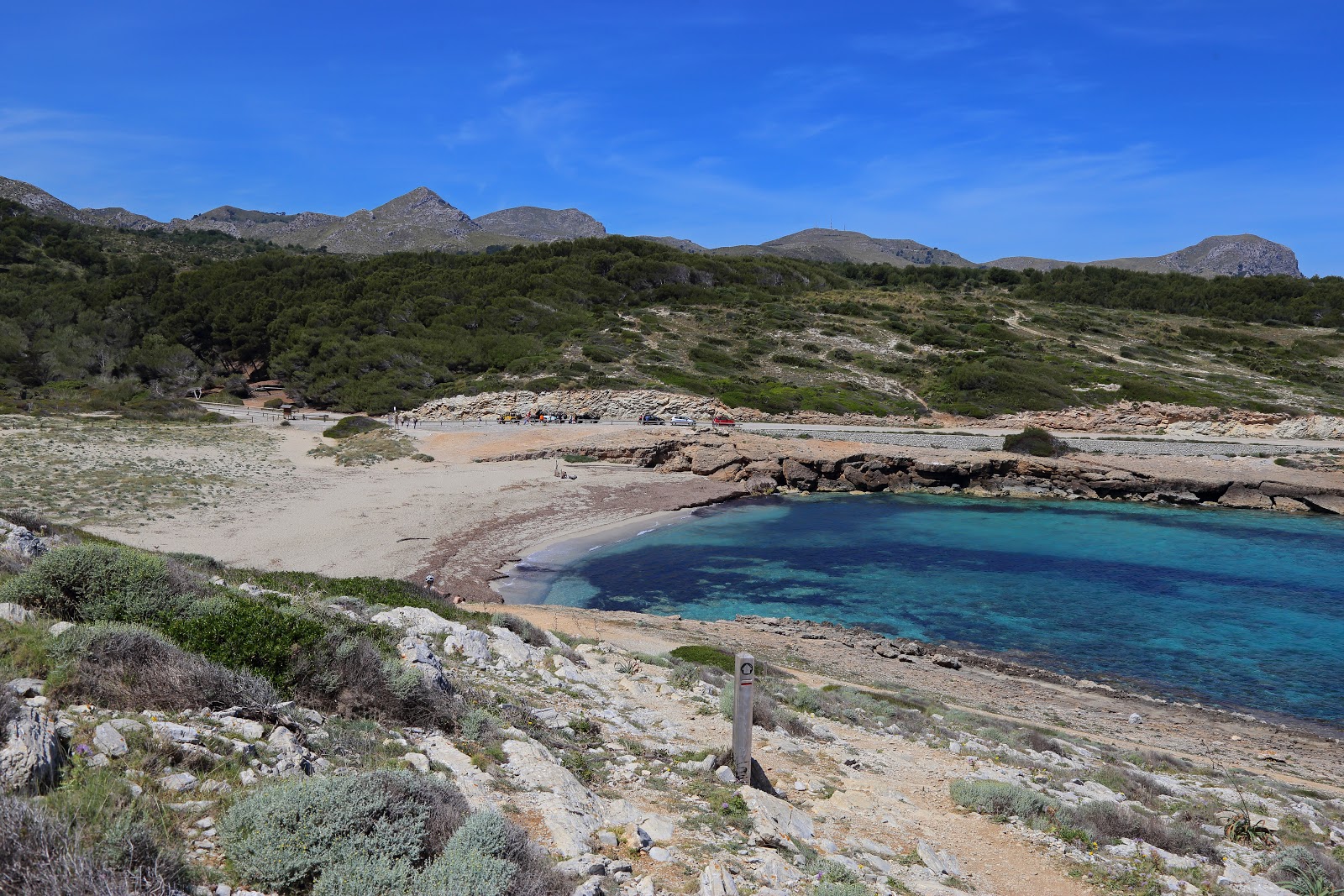 Photo de Cala Mitjana avec un niveau de propreté de assez propre
