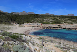 Photo de Cala Mitjana avec un niveau de propreté de assez propre