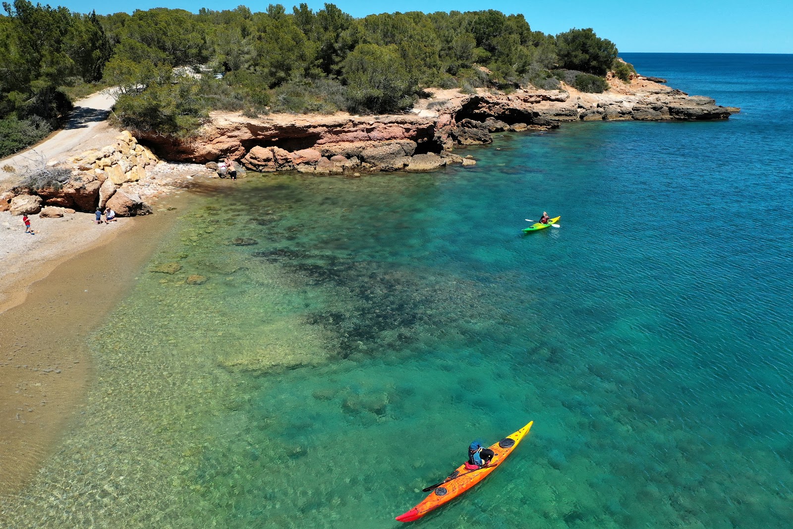 Photo de Platja Port Olivet avec l'eau bleu-vert de surface