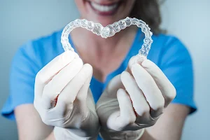 Clínica Dental Herranz | Ortodoncia | Ortodoncia Invisible | Implantes image