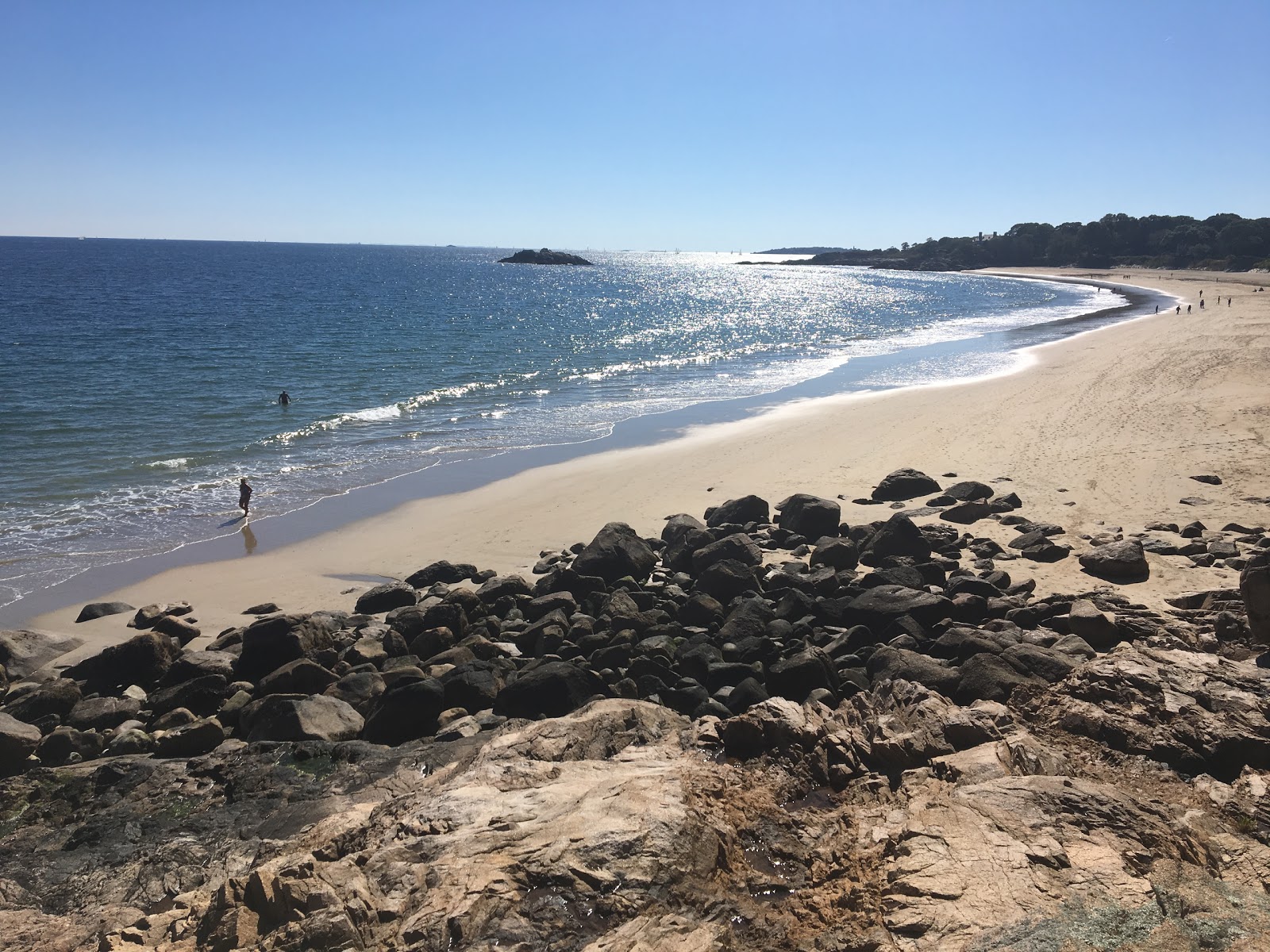 Foto af Singing beach omgivet af bjerge