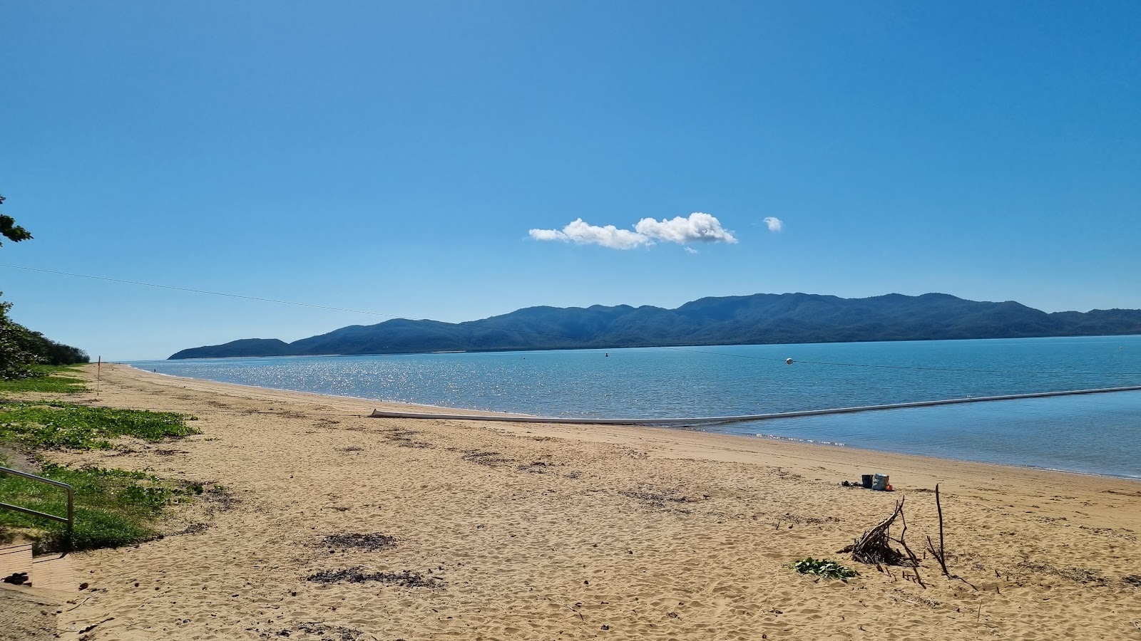Pallarenda Beach的照片 带有碧绿色纯水表面