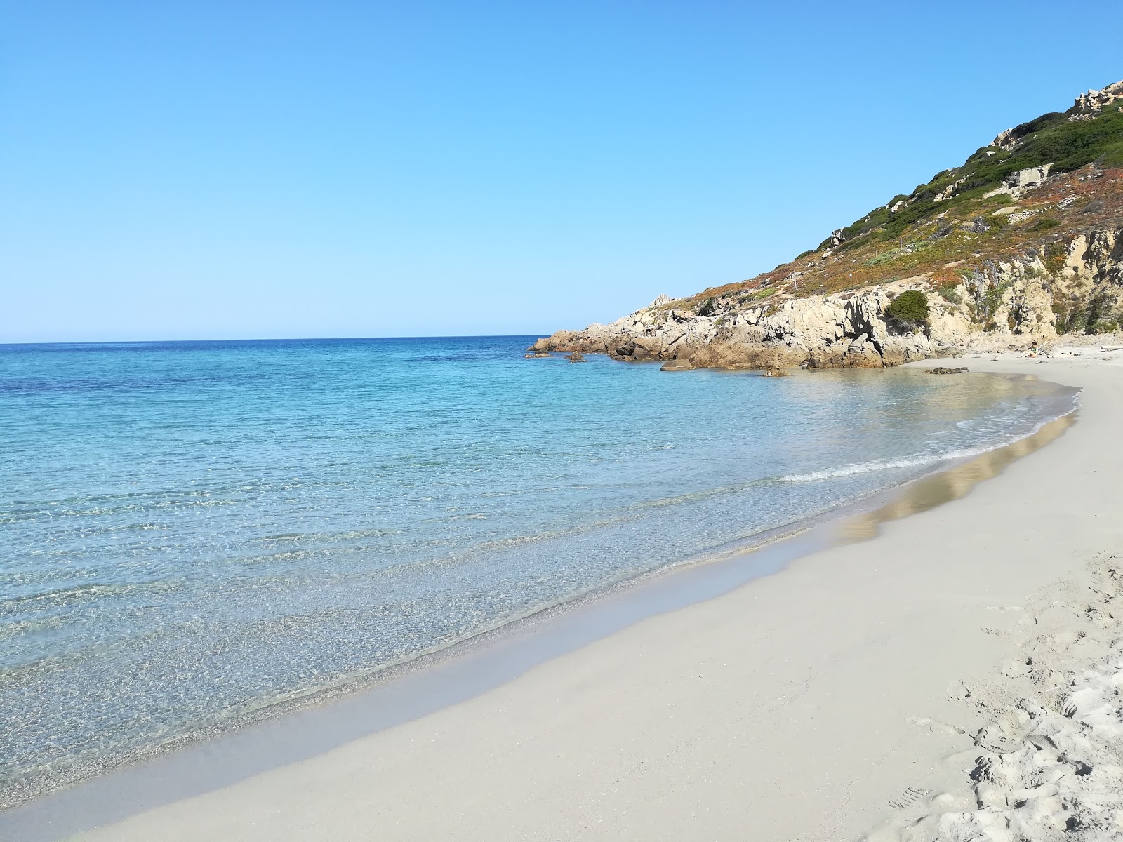 Fotografija Spiaggia La Liccia z prostorni večplastni zalivi