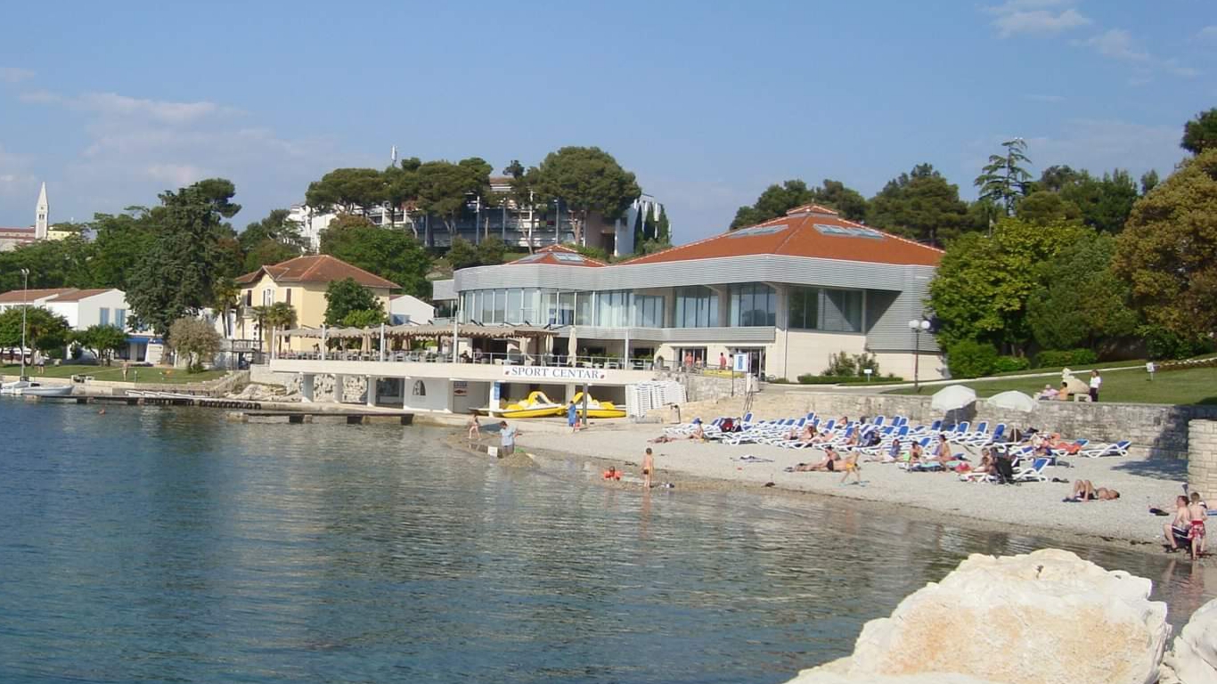 Belvedere beach'in fotoğrafı turkuaz saf su yüzey ile