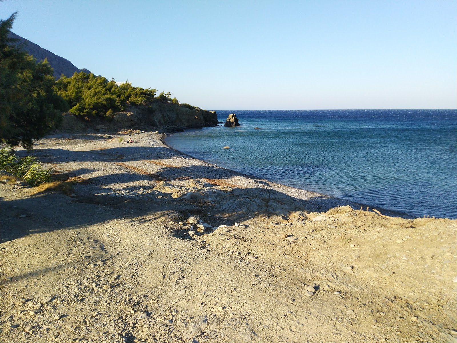 Foto von Vananta beach von Klippen umgeben