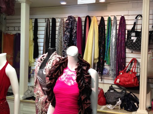 Flea Market «Fox Valley Flea Market», reviews and photos, 840 N State St, Elgin, IL 60123, USA