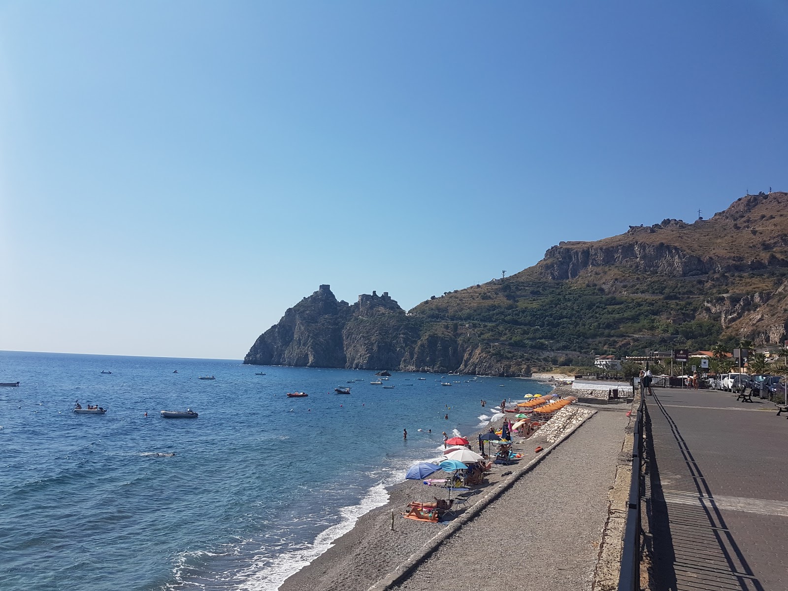 Sant'Alessio Siculo Beach'in fotoğrafı - rahatlamayı sevenler arasında popüler bir yer