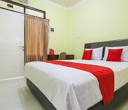 RedDoorz near Petra University 2 photo