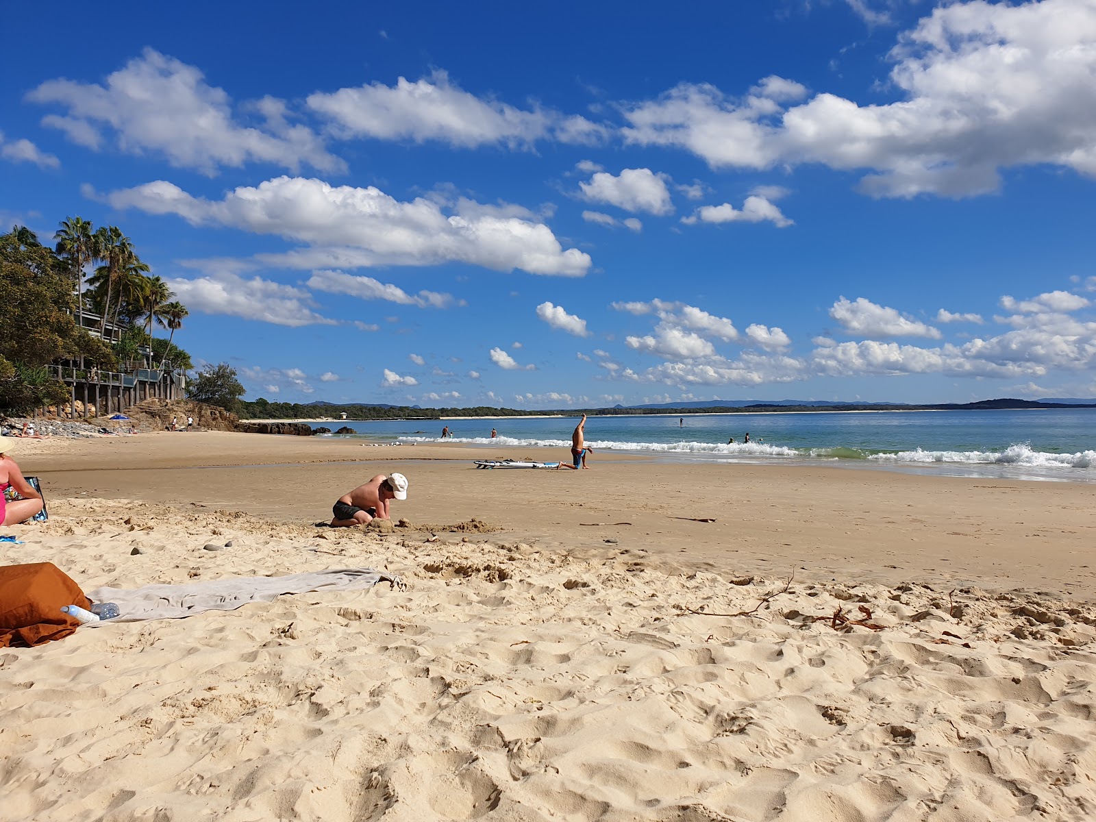 Foto di Little Cove Beach circondato da montagne