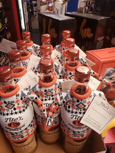 Liquor Store «Day Hollow Wine & Liquor Store», reviews and photos, 409 Day Hollow Rd, Endicott, NY 13760, USA