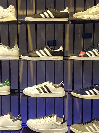 Stores to buy women's sneakers Lima