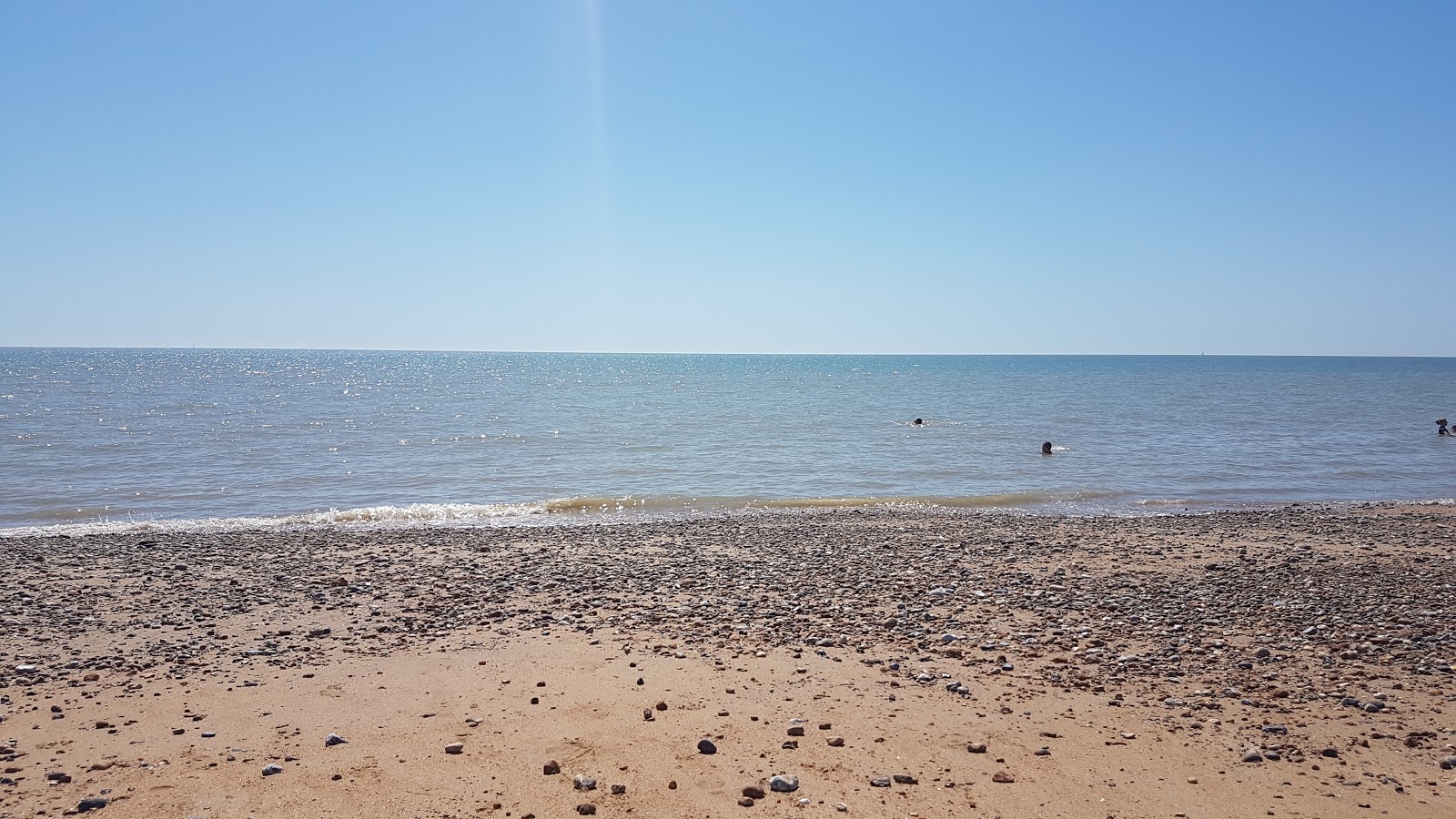 Foto von Cooden Strand mit beiger sand & kies Oberfläche