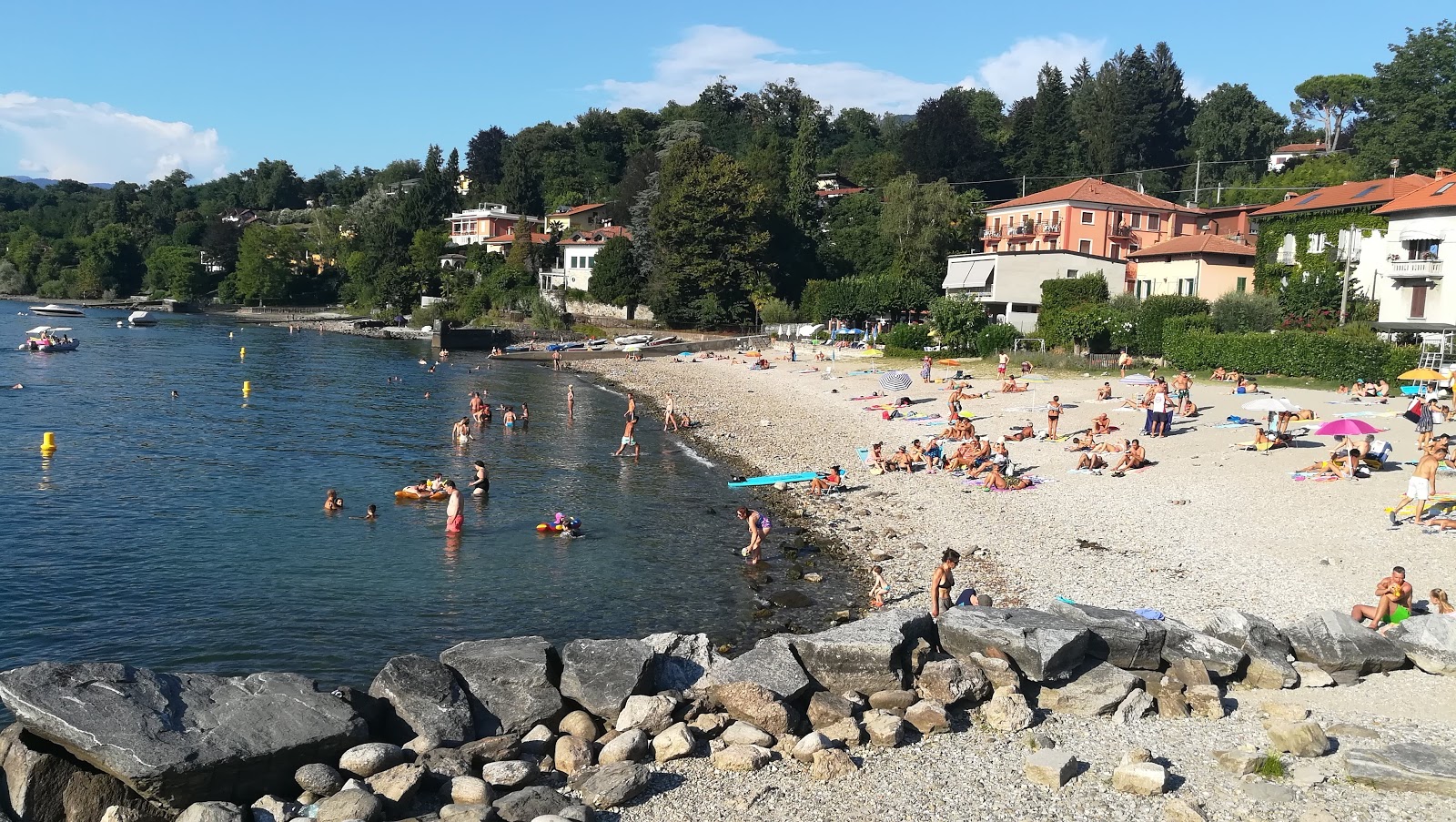 Zdjęcie Spiaggia di Reno z powierzchnią małe beżowe kamyki