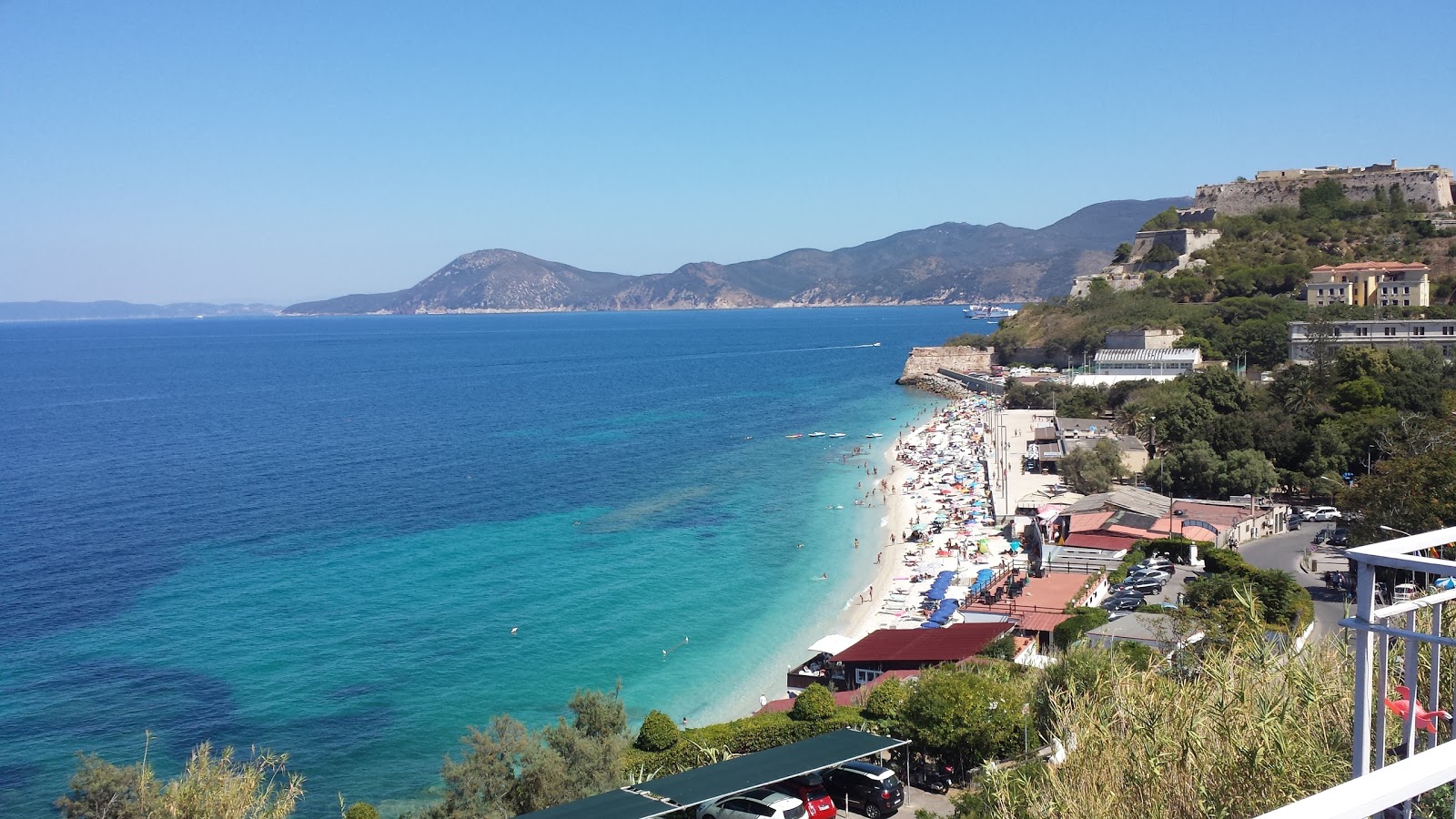 Fotografie cu Spiaggia delle Ghiaie cu o suprafață de apă pură albastră