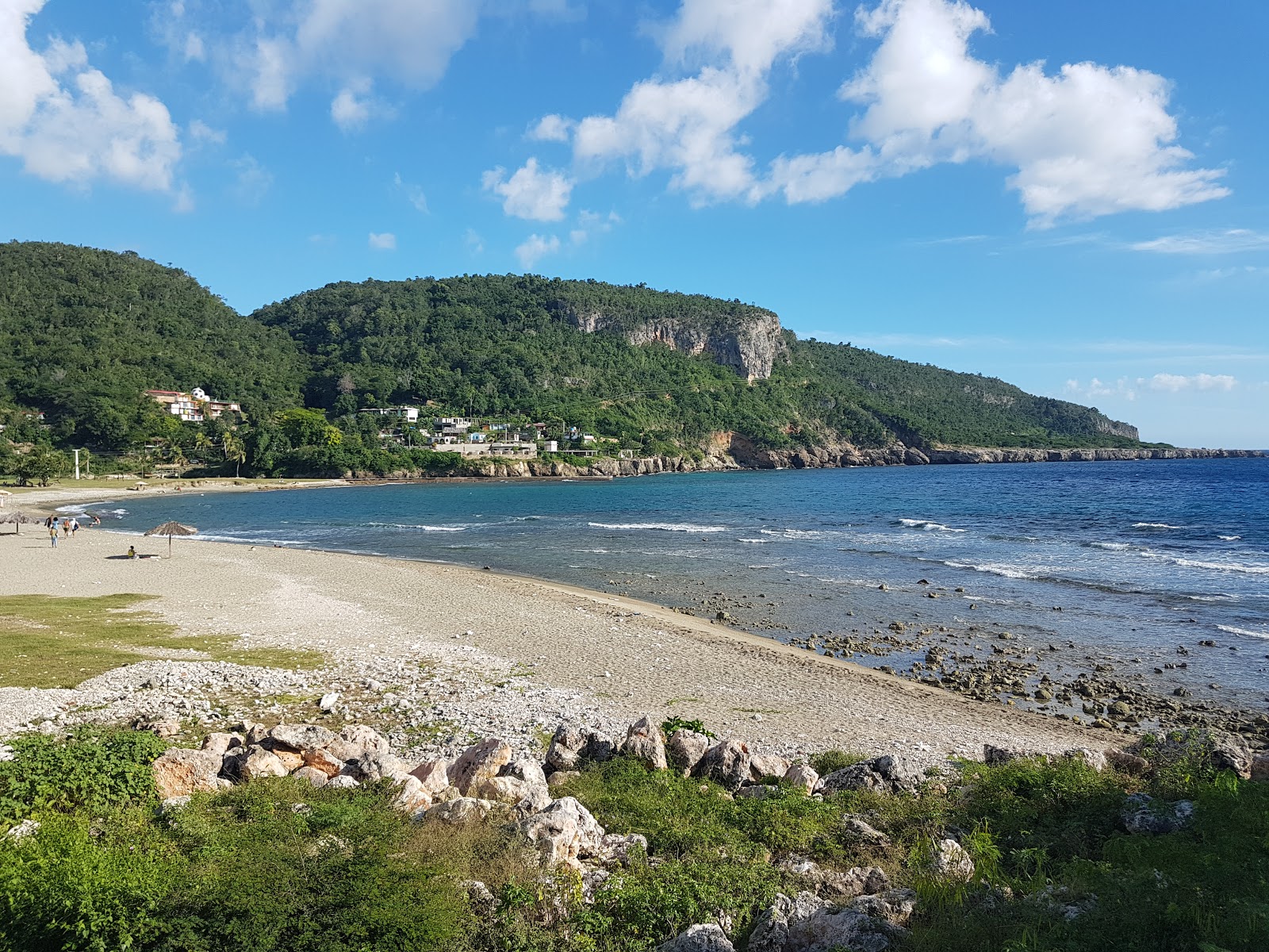 Foto von Playa de Siboney mit beiger kiesel Oberfläche