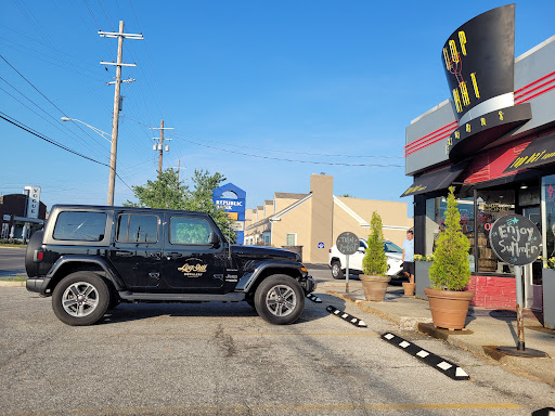 Liquor Store «Top Hat Liquor Store», reviews and photos, 3720 Lexington Rd, St Matthews, KY 40207, USA