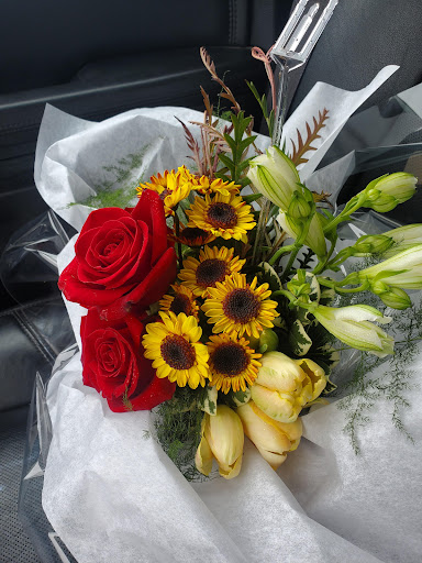 Florist «A to Zinnia Florals & Gifts», reviews and photos, 15 S Broadway St, New Ulm, MN 56073, USA