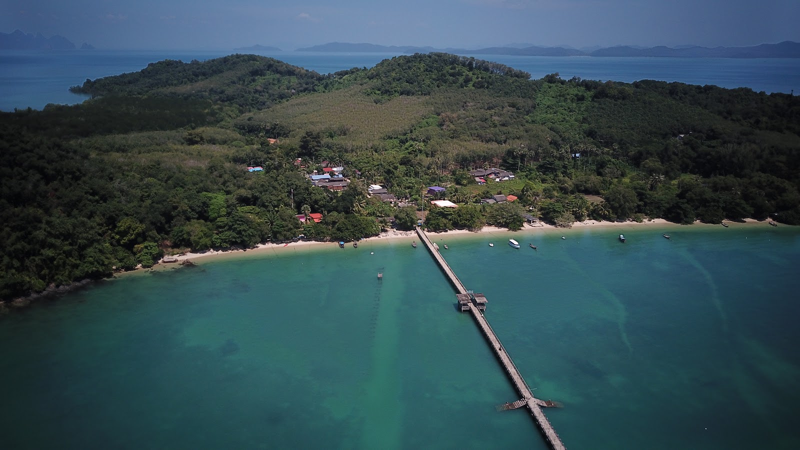 Foto van Ko Naka Yai Beach met lange baai