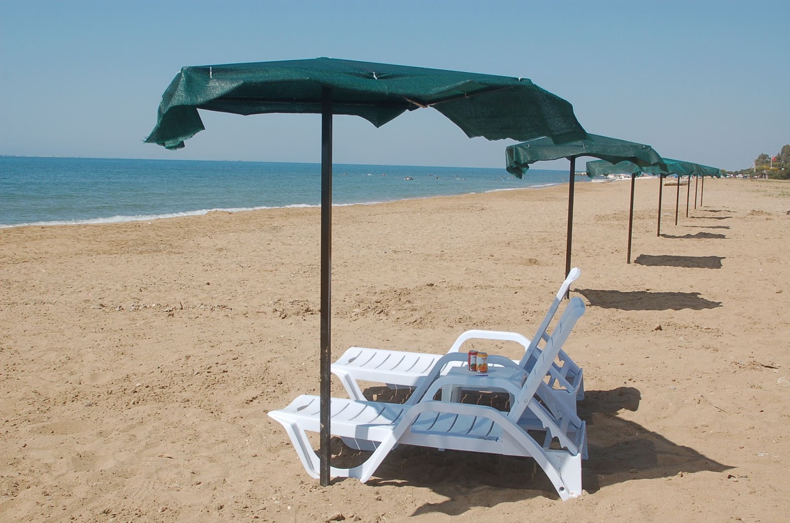 Φωτογραφία του Yumurtalik beach με ψιλή καφέ άμμος επιφάνεια