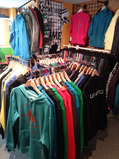 Snowboard Shop «No School Snowboard Shop», reviews and photos, 123 Old 108 Loop, Jeffersonville, VT 05464, USA