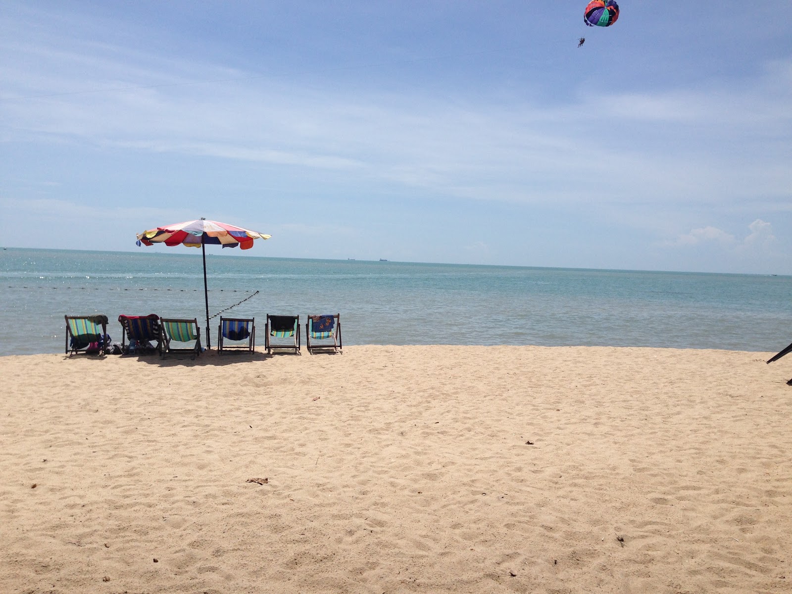 Batu Feringghi Beach的照片 带有碧绿色水表面