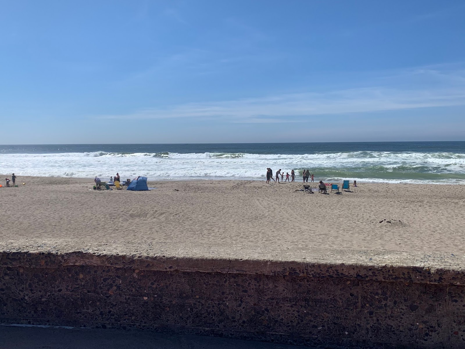 Fotografie cu Nelscott Beach înconjurat de munți
