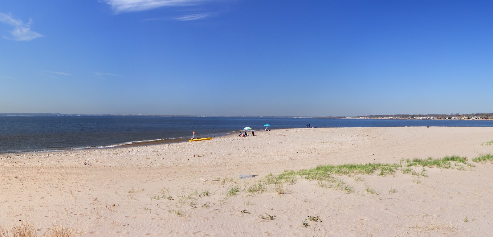 Foto de Great Kills Beach com areia clara e seixos superfície