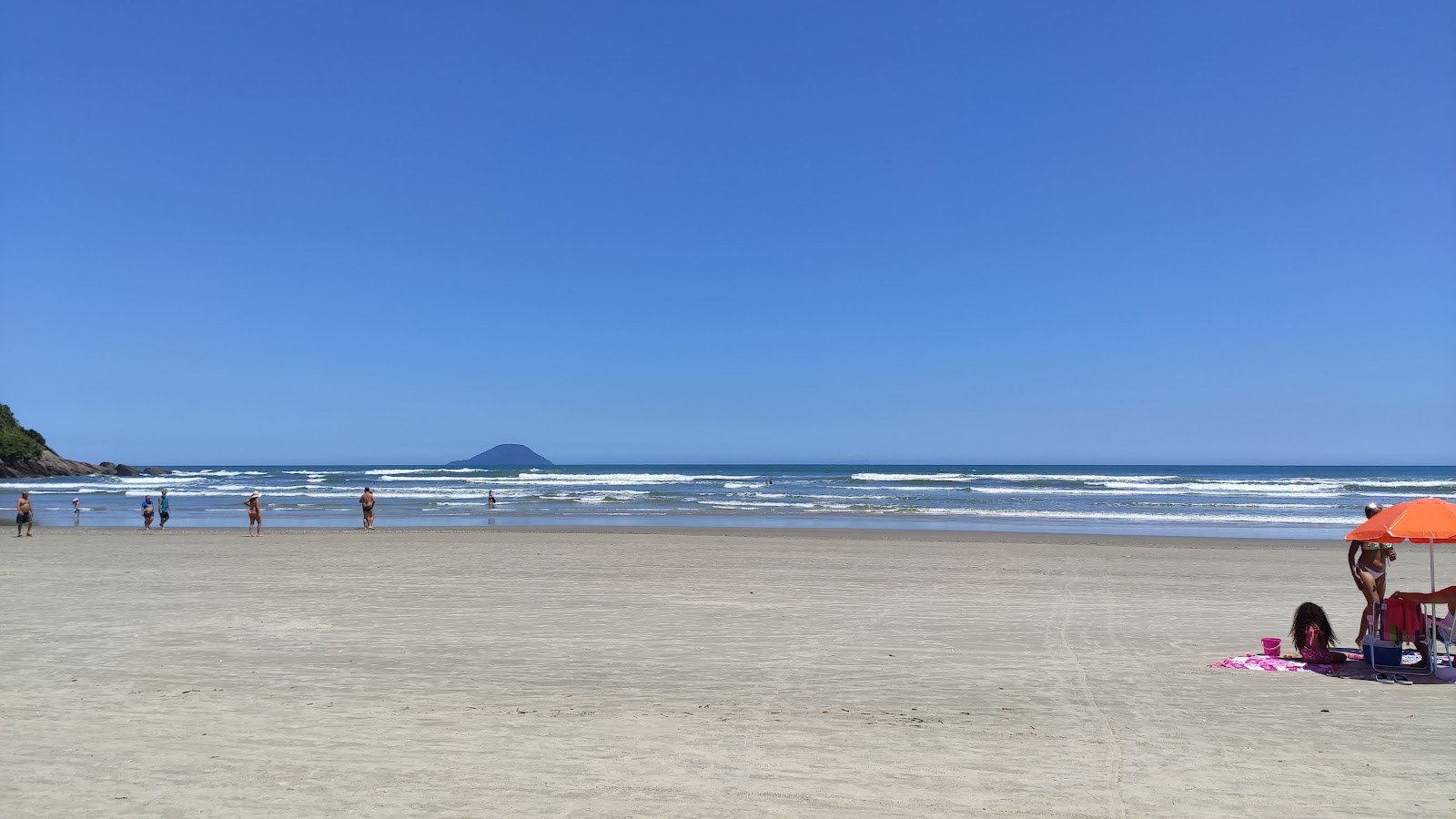 Foto van Guaratuba Strand met helder fijn zand oppervlakte