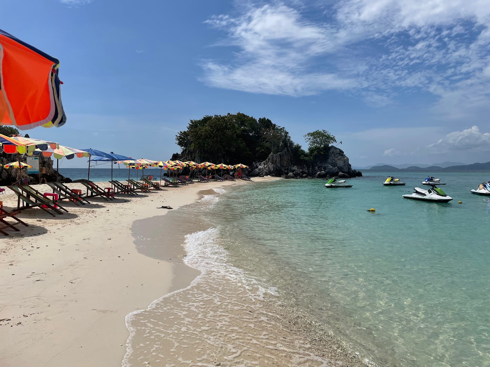 Foto van Khai Nok Beach met hoog niveau van netheid