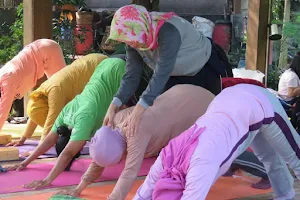 Guru, Instruktur Yoga Sidoarjo image