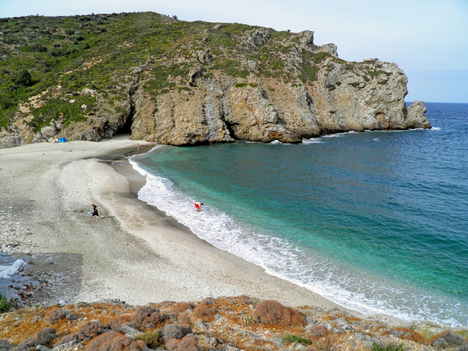 Foto af Armirichi beach bakket op af klipperne