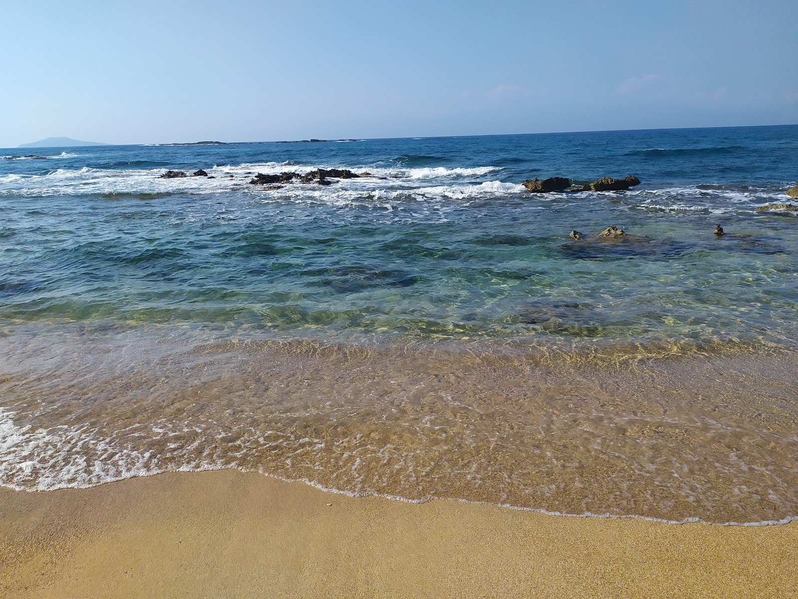 Spiaggia Lavrakas的照片 带有碧绿色纯水表面