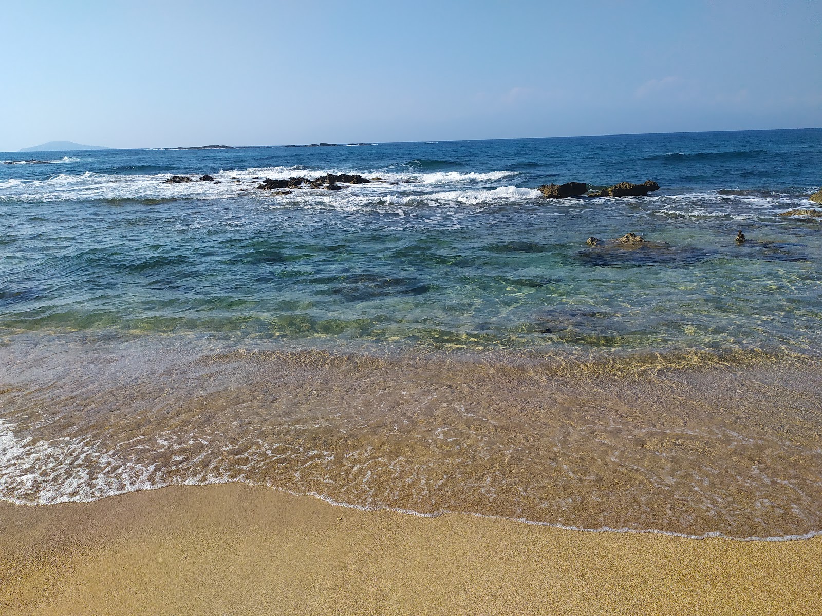 Spiaggia Lavrakas'in fotoğrafı geniş bir kıyı şeridi ile birlikte