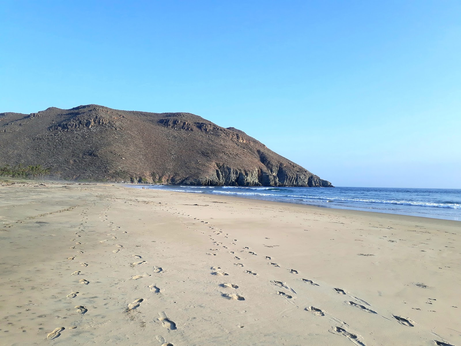 Fotografie cu Playa Las Palmas cu o suprafață de nisip fin strălucitor