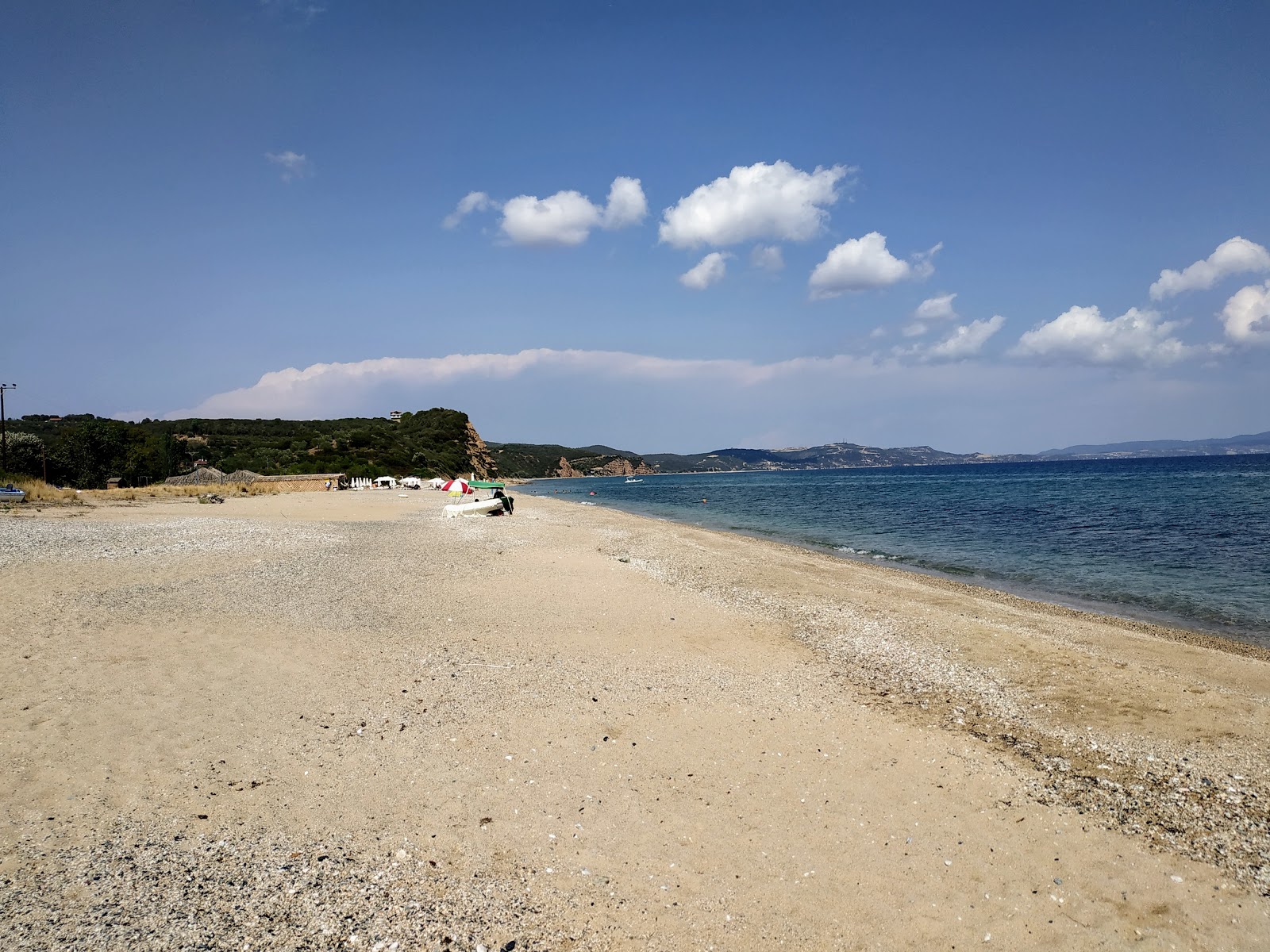 Zdjęcie Paralia Pirgos z powierzchnią beżowy piasek i kamyki