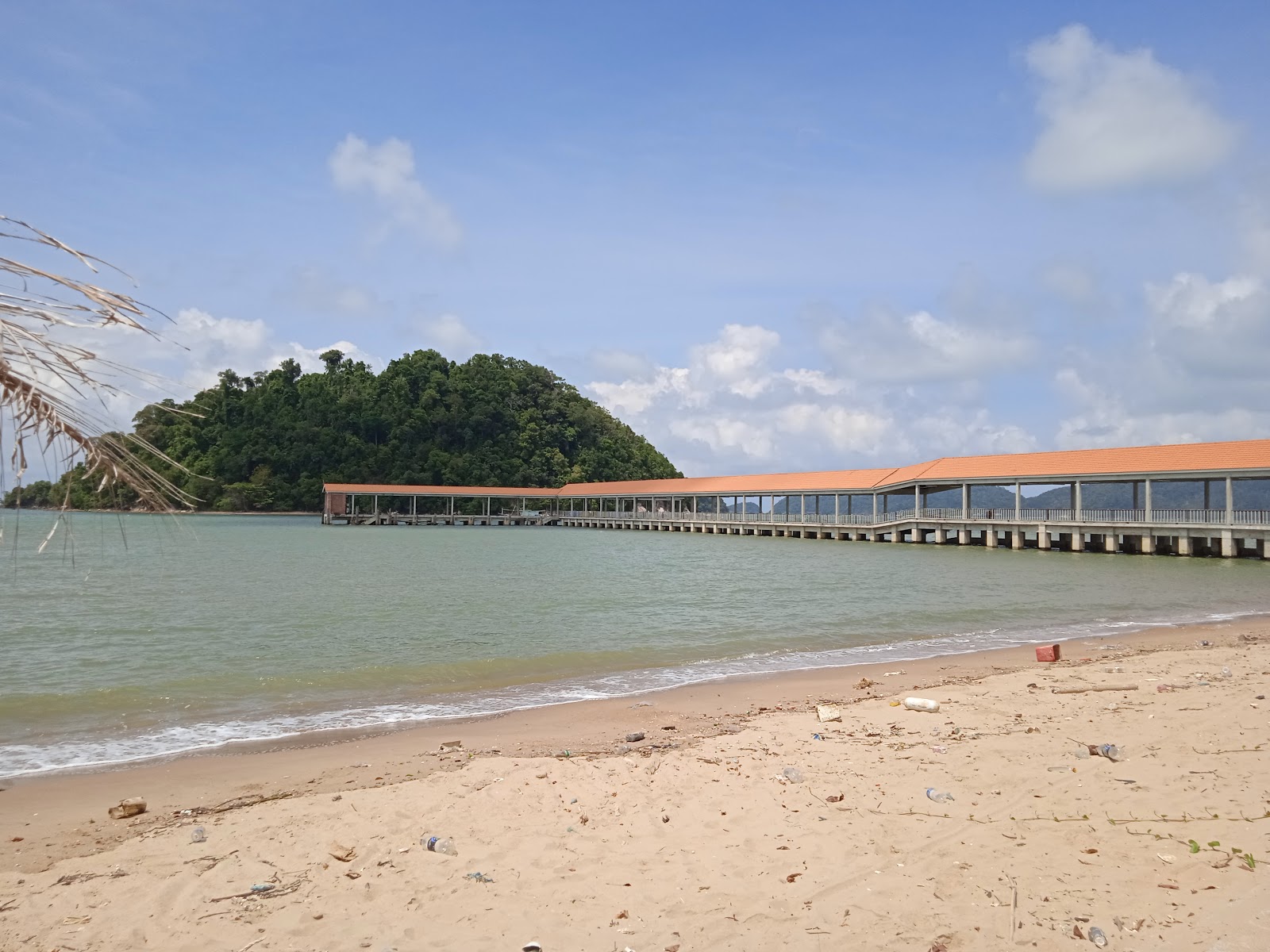 Foto de Penyabung Beach com meios de comunicação nível de limpeza