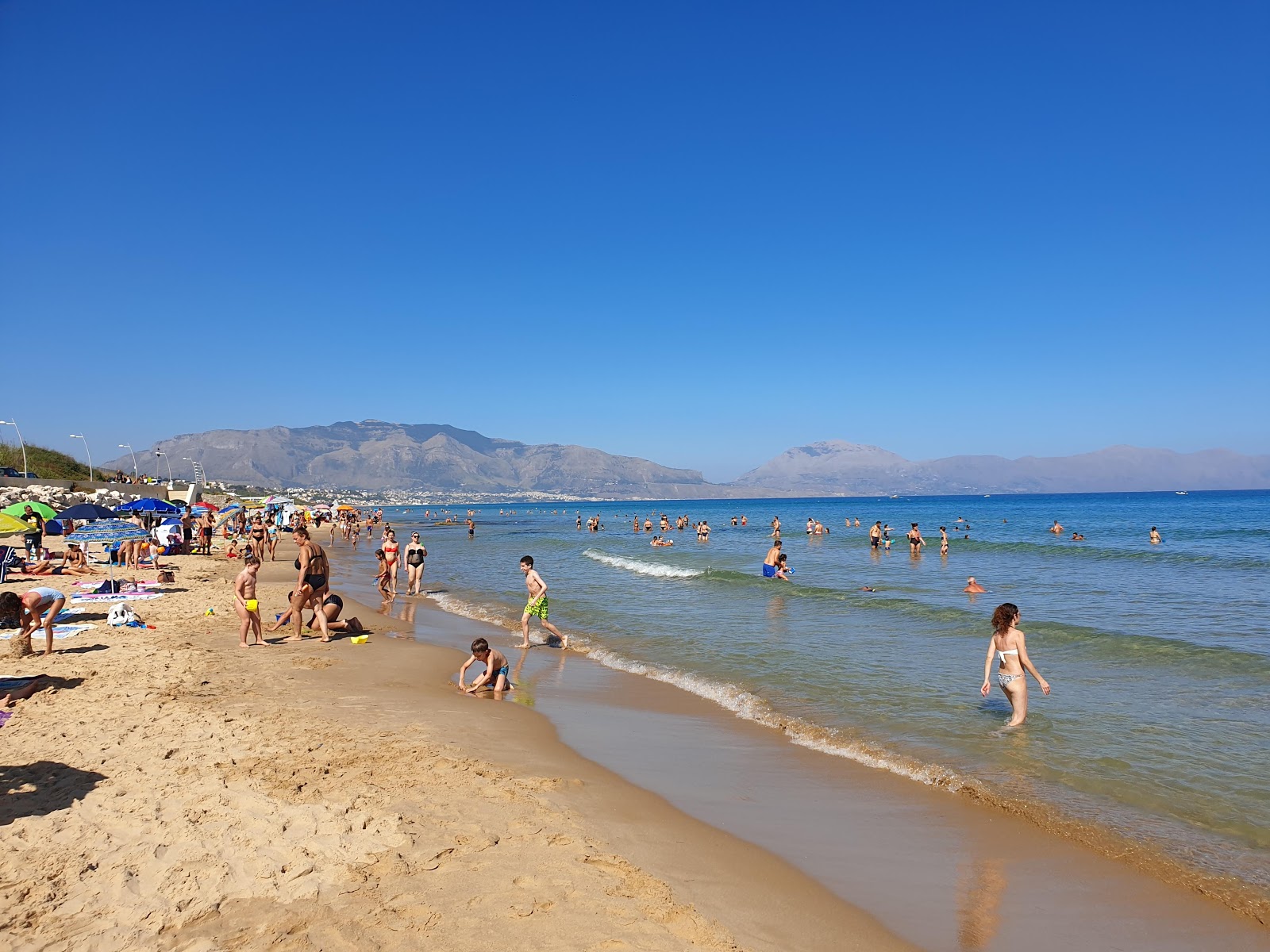 Fotografija Spiaggia Di Balestrate z svetel pesek površino