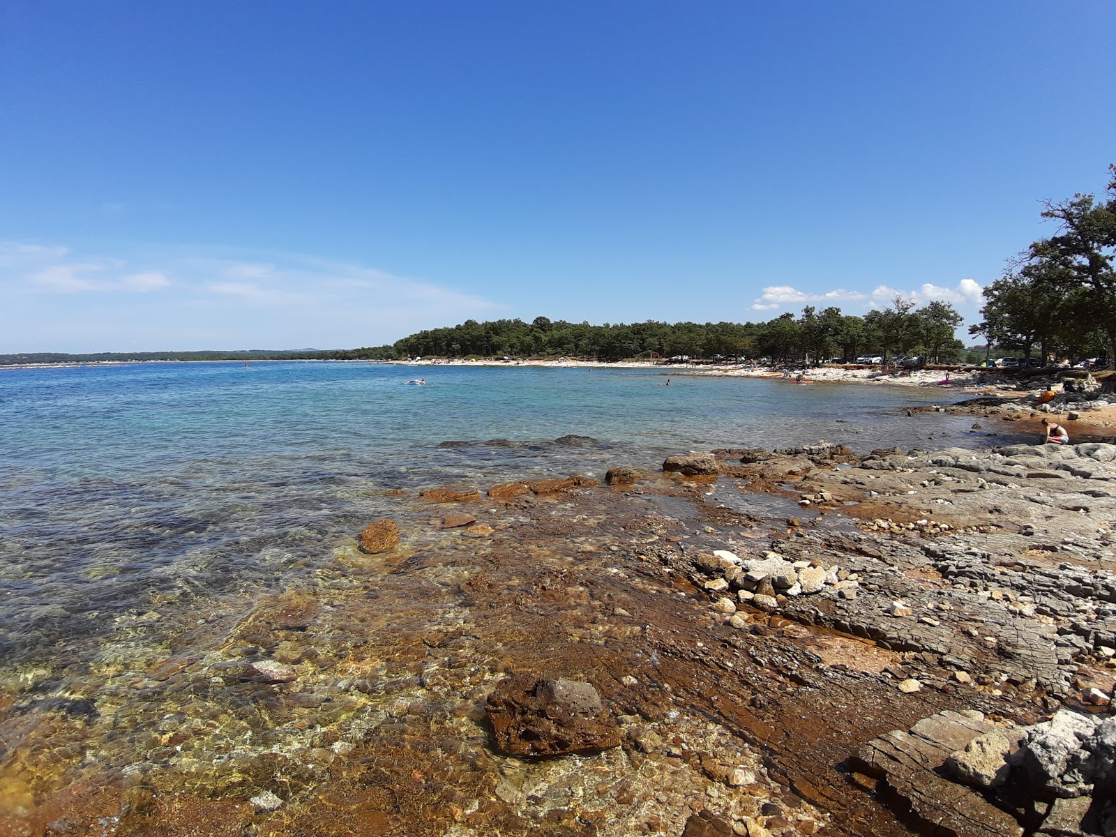 Foto di Bosuja beach con una superficie del terreno roccioso
