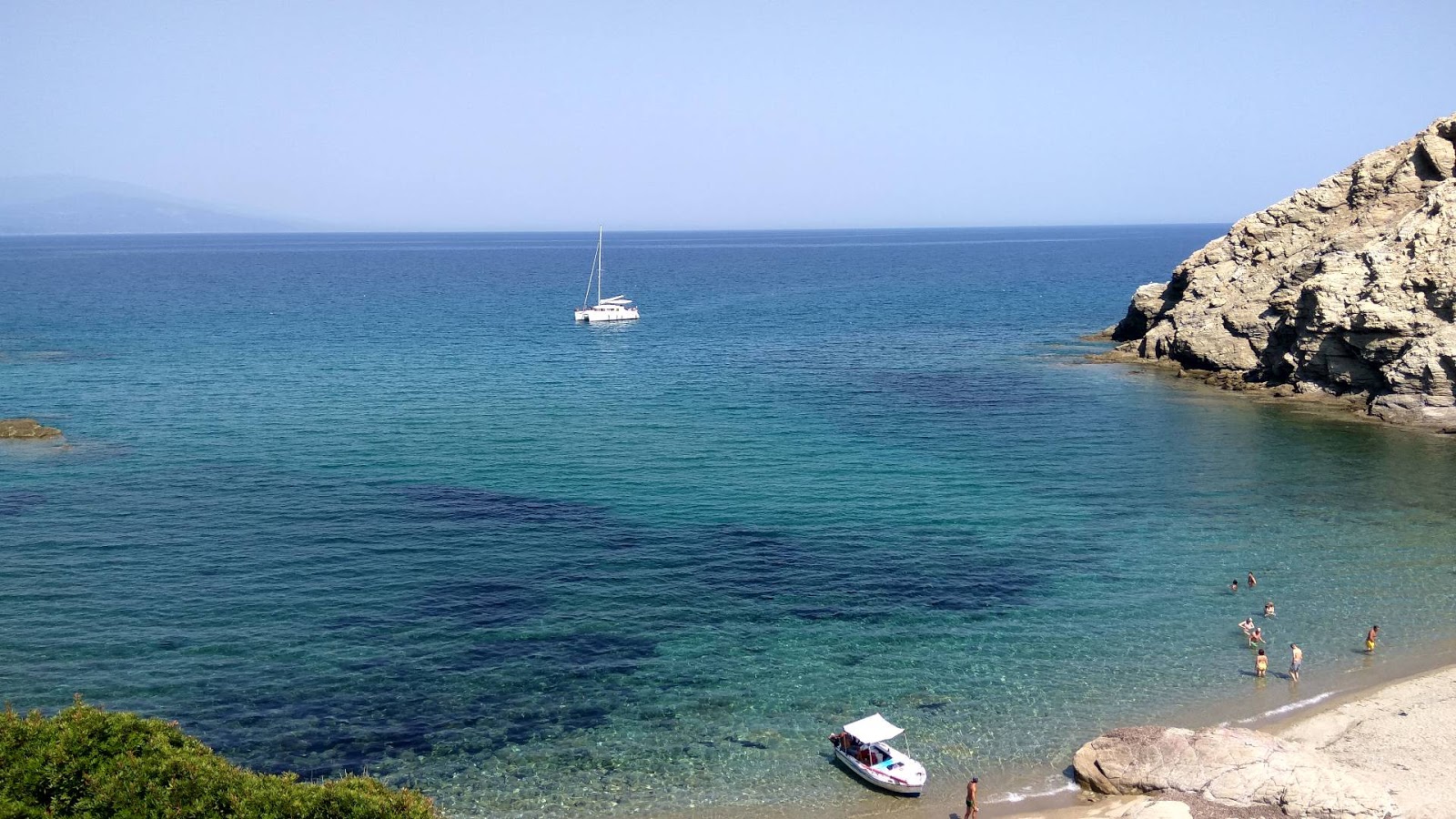 Foto di Mikros Aselinos beach con una superficie del acqua cristallina