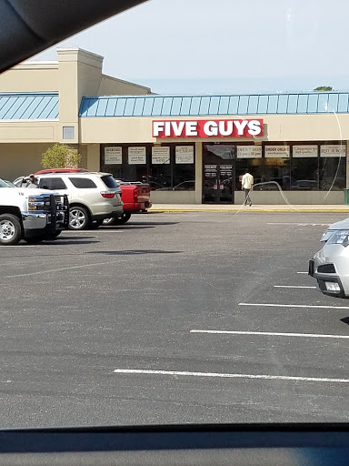 Shopping Mall «Fairfield Shopping Center», reviews and photos, 5322 Lord Dunmore Ct, Virginia Beach, VA 23464, USA