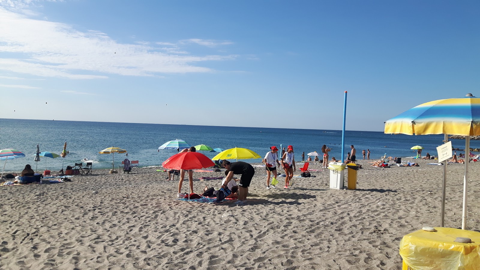 Fotografie cu Alma Loano Beach sprijinit de stânci
