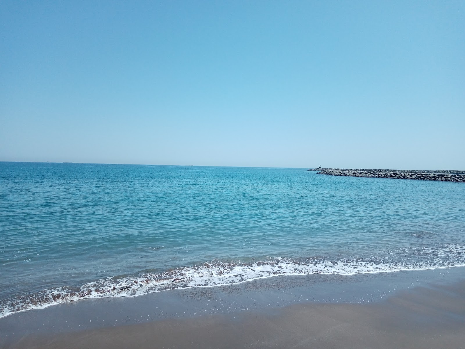 Foto av Fujairah Corniche Beach med rymlig strand