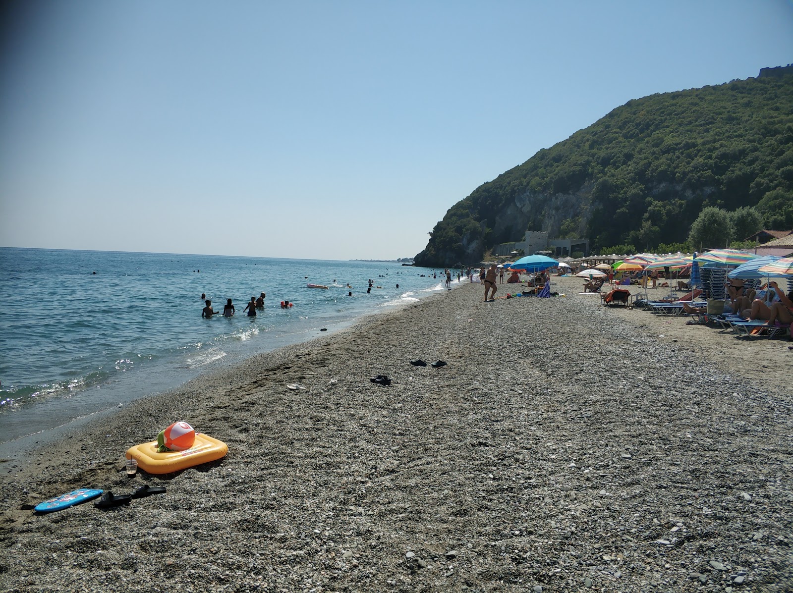 Foto af Panteleimon beach bakket op af klipperne