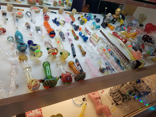 Home Goods Store «Puffys Smoke Shop», reviews and photos, 621 S Collins St, Plant City, FL 33563, USA
