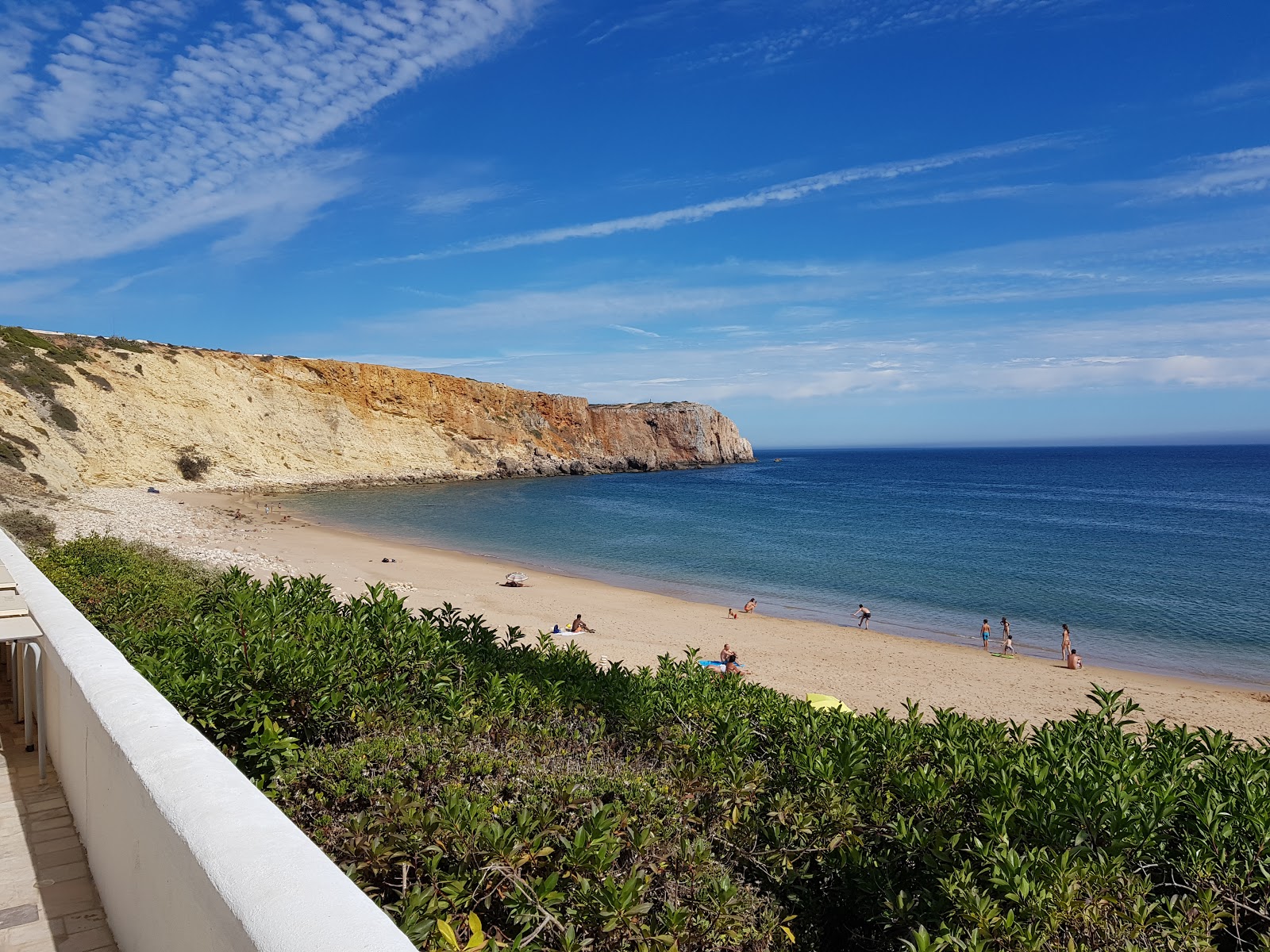 Foto av Praia da Mareta omgiven av berg